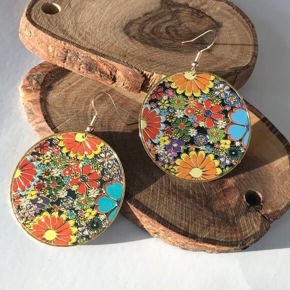 MOD Floral Disc Dangle Earrings Goldtone Lightweight NEW! 536x4 - Picture 1 of 6